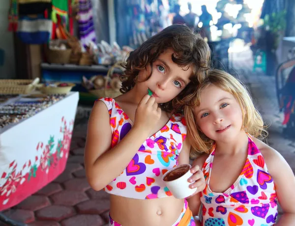Syster små flickor äter choklad glass sommaren — Stockfoto