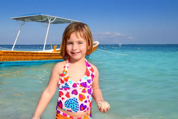 Sarışın küçük kız Karayipler tatil plaj — Stok fotoğraf