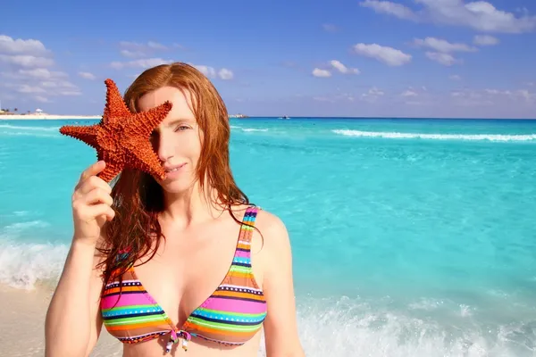 Bikini turisztikai nő holding starfish tropical beach — Stock Fotó