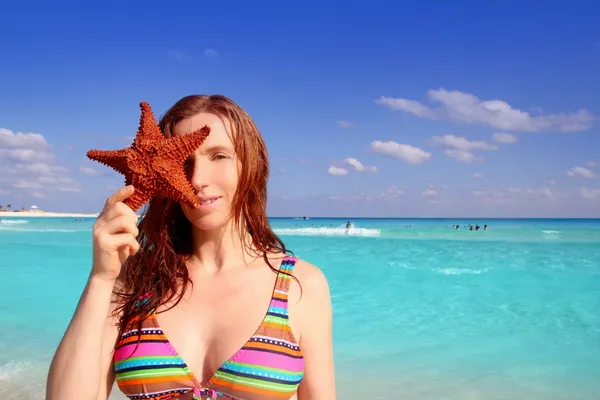 Bikini turist kvinna med sjöstjärna tropisk strand — Stockfoto