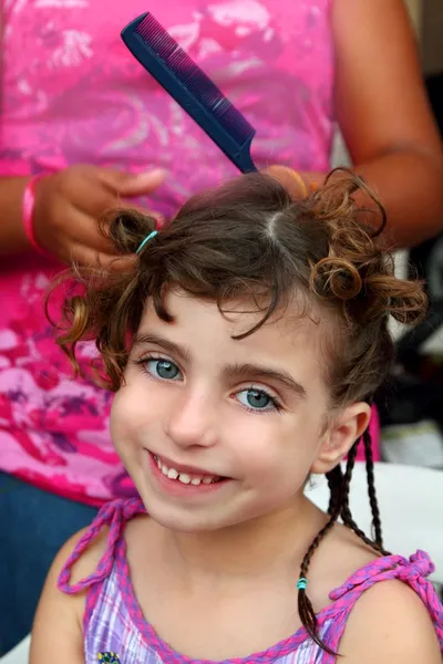 Klein meisje in Kapper voorbereiding van gevlochten haren — Stockfoto