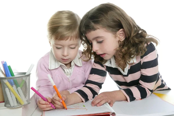 Двоє маленьких студенток роблять домашнє завдання — стокове фото