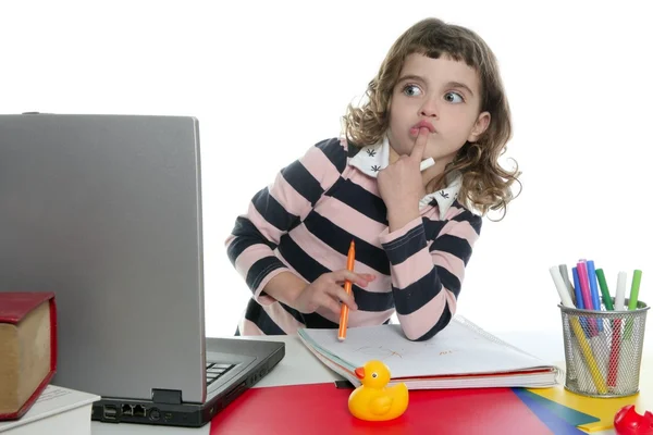 惊讶的姿态女孩看电脑屏幕 — 图库照片