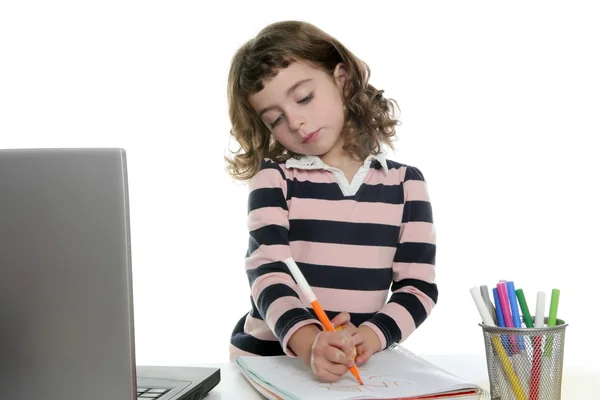 Kreslení dívka s značka na stůl laptop — Stock fotografie