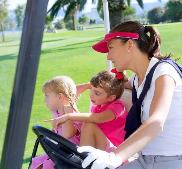 Golfbaan familie moeder en dochters in buggy Stockfoto
