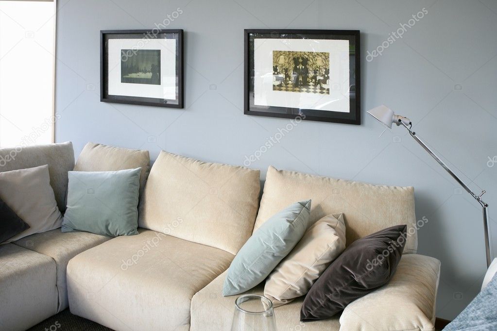 Woonkamer met sofa en blauw muur, interieur design — stockfoto ...