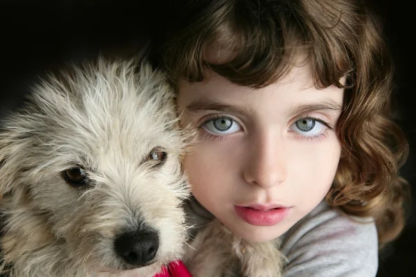 Pet štěně pes a dívka obejmout portrét closeup modré oči — Stock fotografie