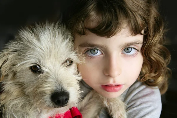Chien chiot animal de compagnie et fille étreinte portrait gros plan yeux bleus — Photo