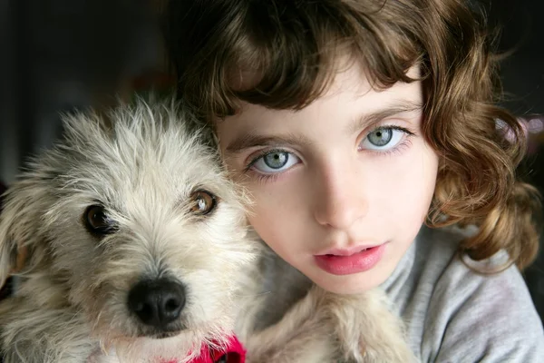 Hundvalp pet och tjej kram porträtt närbild blå ögon — Stockfoto