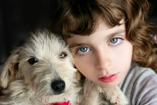 Κατοικίδιο ζώο κουτάβι σκυλί και κορίτσι αγκαλιά πορτρέτο closeup μπλε μάτια — Φωτογραφία Αρχείου