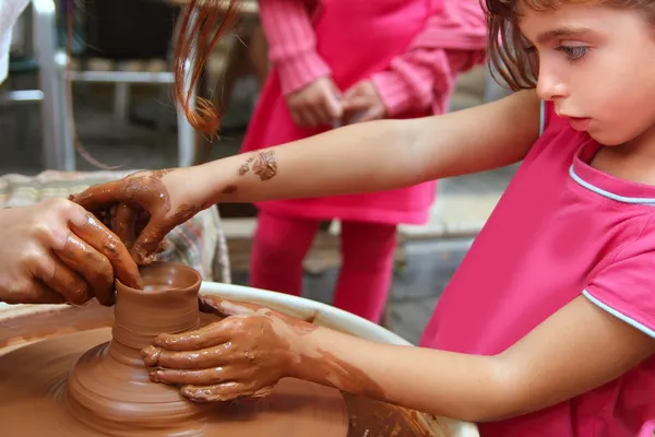 Klei potter handen wiel aardewerk werk workshop leerling — Stockfoto