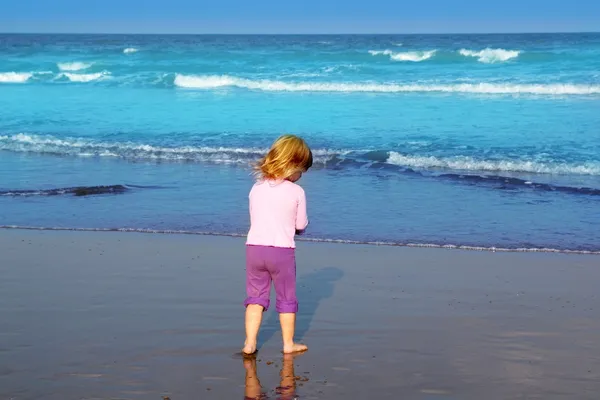 Pequeña rubia playa chica vista trasera mar turquesa — Foto de Stock