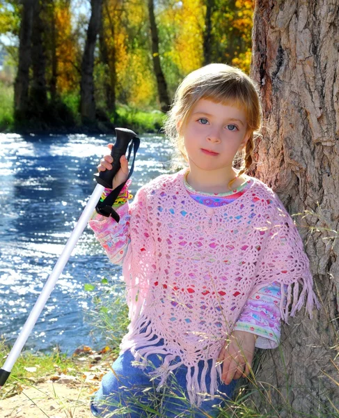 Loira menina parque ao ar livre excursão cana outono — Fotografia de Stock