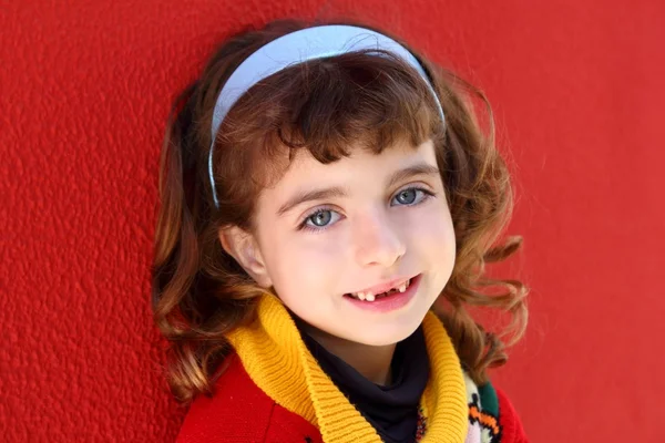 Sorridente bambina dentata denti anteriori sorriso sul rosso — Foto Stock
