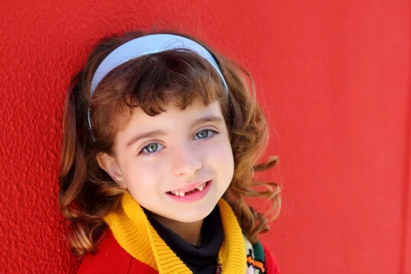 Sonriente niña dentada dientes delanteros sonrisa en rojo —  Fotos de Stock
