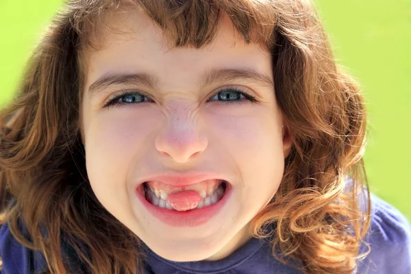 Rapariga recortada colando a língua entre os dentes — Fotografia de Stock
