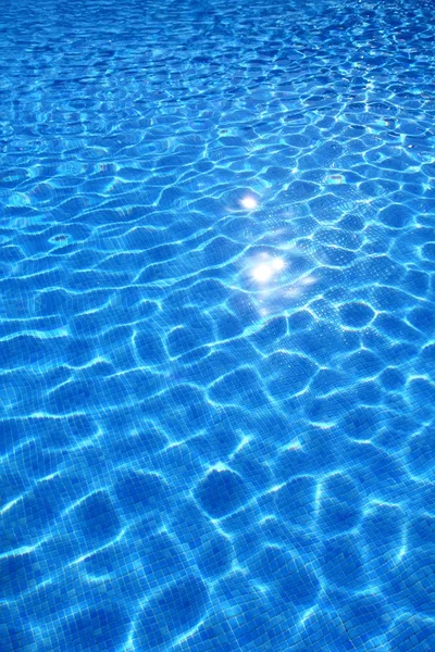 Blauwe tegels zwembad water reflectie textuur — Stockfoto
