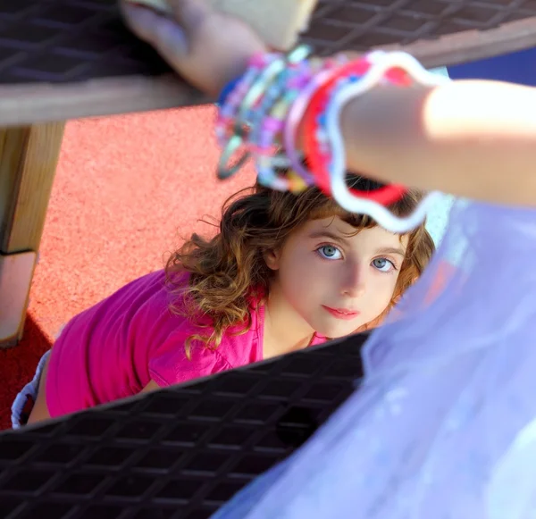 Παιδιά κορίτσι ψάχνει μέσω διαφανειών Σκάλα — Φωτογραφία Αρχείου
