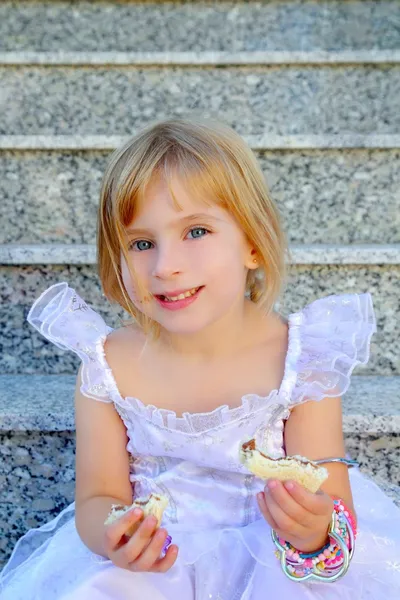 Biondo bambini principessa ragazza mangiare cioccolato sandwich — Foto Stock