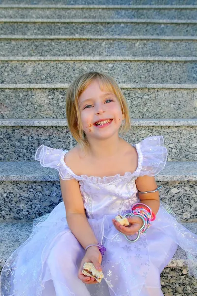 Prinses meisje blond kinderen eten chocolade boterham — Stockfoto