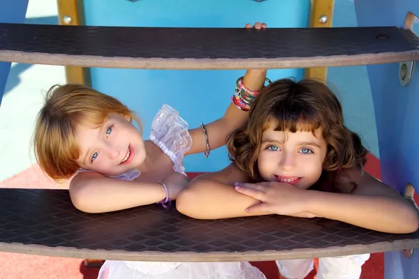 Ojos azules hermanita niñas asimilando en las escaleras del patio — Foto de Stock