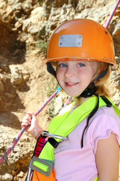 Escalada menina sorrindo retrato capacete corda — Fotografia de Stock