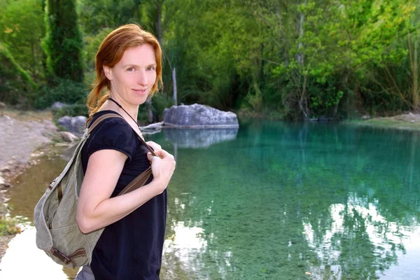 Természetjáró nő mosolyogva hátizsák természet folyó tó — Stock Fotó