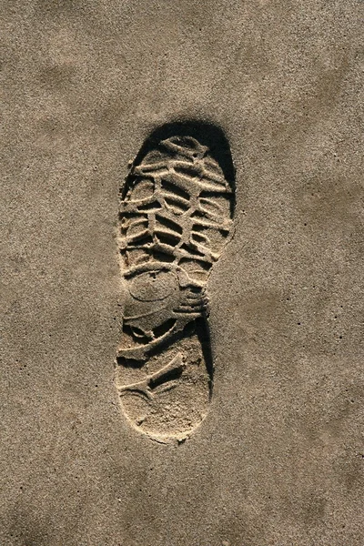 Ślad buta na teksturę piasku plaży brązowy drukuj — Zdjęcie stockowe