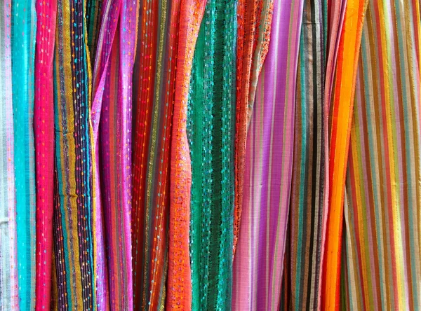 Индийский красочный шарф в ряд шарфы — стоковое фото