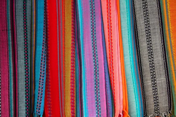 Cachecol colorido indiano em uma fileira lenços — Fotografia de Stock