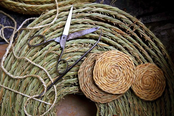 Esparto tejedor herramientas de artesanía tijera aguja caña hierba enea —  Fotos de Stock