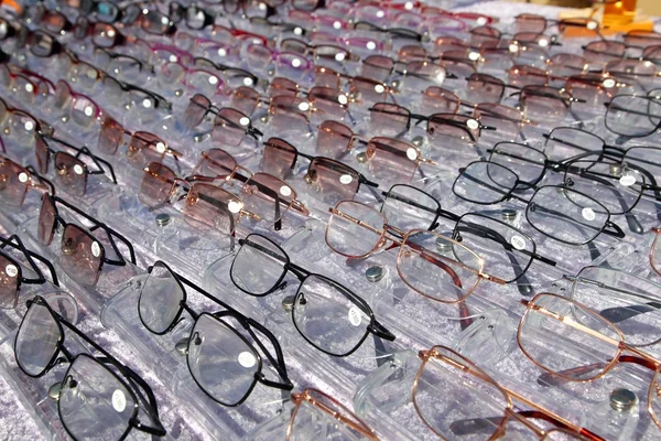 Óculos para ver de perto em fileiras muitos óculos de olho — Fotografia de Stock
