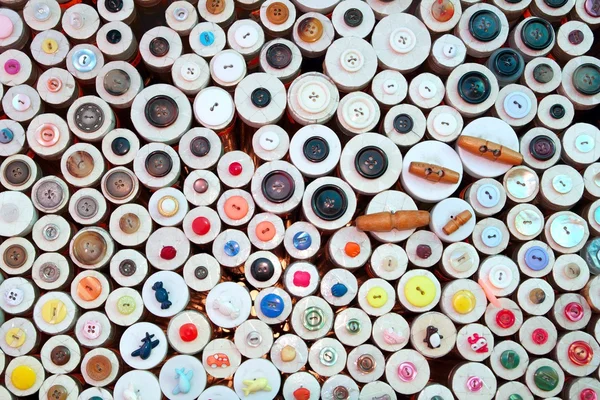 Rövidáru kiskereskedelmi bolt színes minta gombjai — Stock Fotó