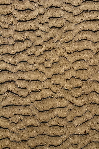 Playa arena olas patrón textura marrón mojado —  Fotos de Stock