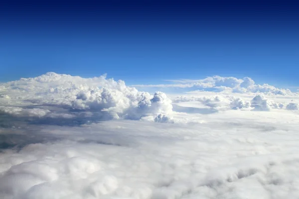 Blauwe hemel hoog uitzicht vanaf vliegtuig wolken — Stockfoto