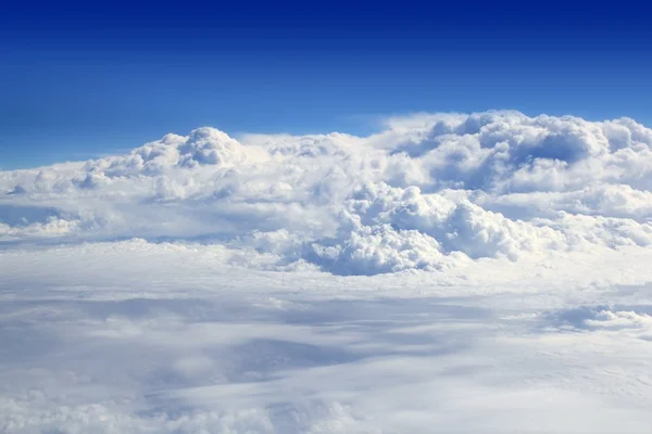 Blauer Himmel hohe Sicht aus Flugzeugwolken — Stockfoto