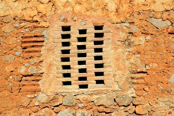 Bakstenen venster in metselwerk muur oude architectuur — Stockfoto