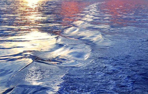 船の航跡から青い海水波の夕日 — ストック写真