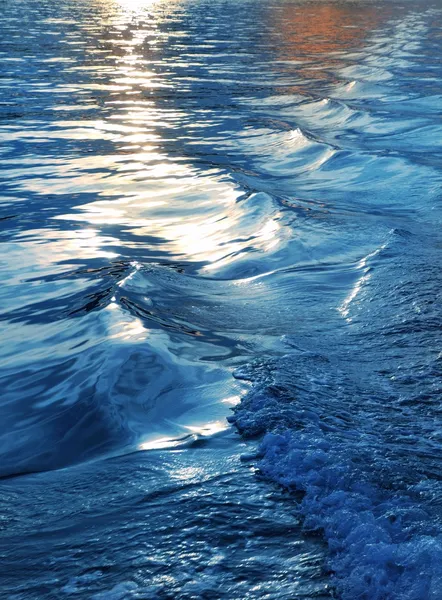 Onde blu del mare tramonto dalla scia della nave — Foto Stock