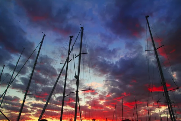 Драматична марина вітрильник щогла на заході сонця небо підсвічування — стокове фото