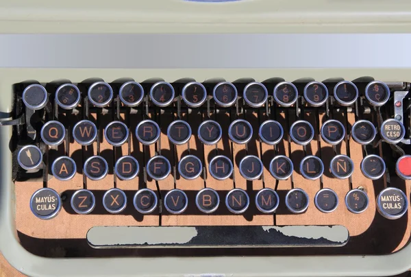 Antigua máquina de escribir envejecida vintage retro qwerty — Foto de Stock