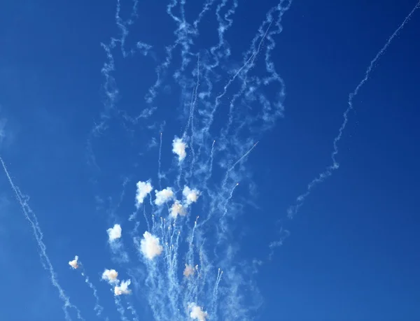 Ciel bleu avec pétards feux d'artifice nuages blancs — Photo