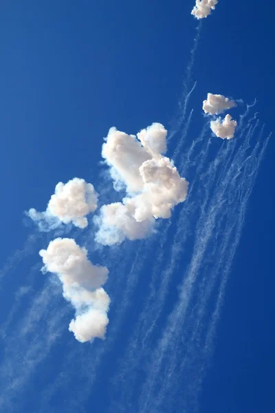 Blauwe lucht met vuurwerk voetzoekers witte wolken — Stockfoto