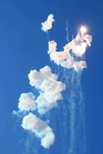 Blå himmel med fyrverkerier smällare vita moln — Stockfoto