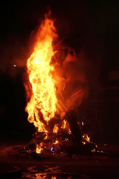 Fallas fest oheň hořící postavy ve Valencii ve Španělsku — 图库照片