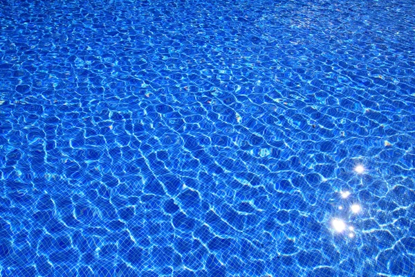 Azulejos azuis piscina água reflexão textura — Fotografia de Stock
