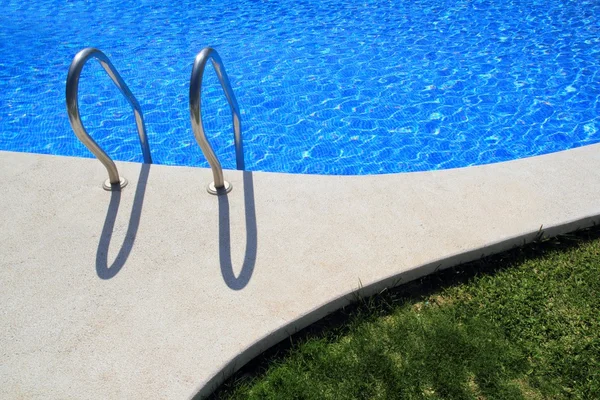 Azul azulejos piscina com jardim de grama verde — Fotografia de Stock