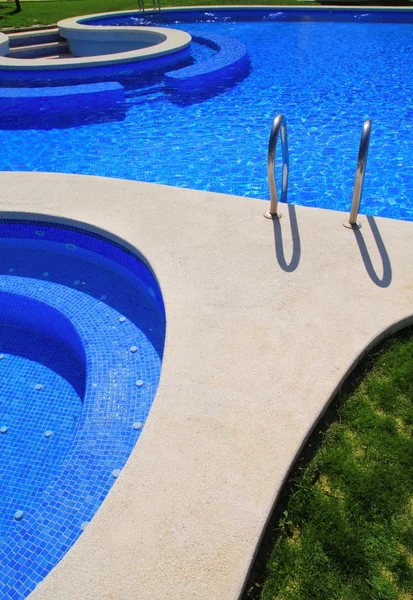 Piastrelle blu piscina con giardino verde erba — Foto Stock