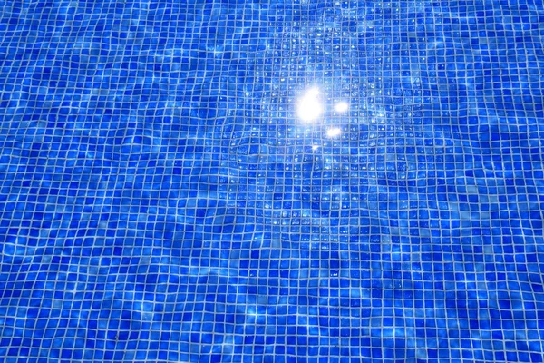 蓝色瓷砖游泳池水反射纹理 — 图库照片