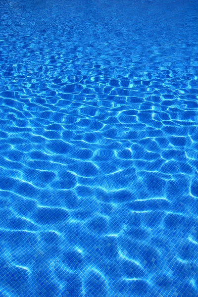 Blauwe tegels zwembad water reflectie textuur — Stockfoto